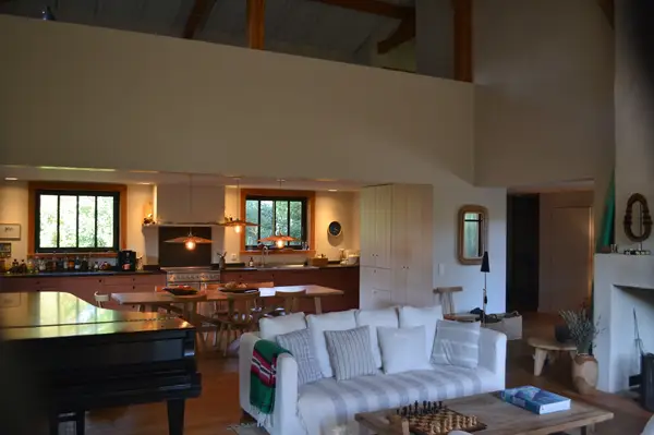 Grand salon lumineux et confortable